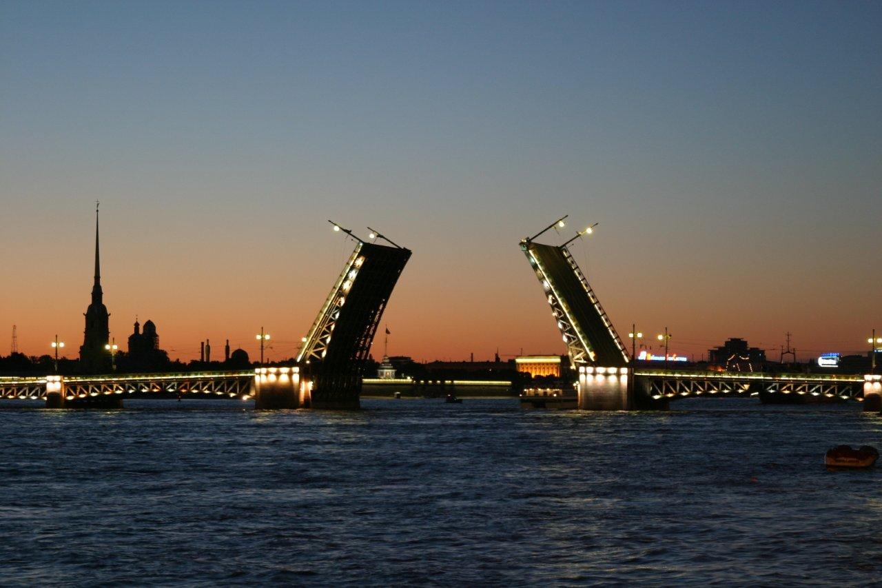 Дворцовый мост Санкт-Петербург из далека